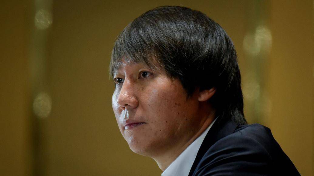 男生和女生做运动