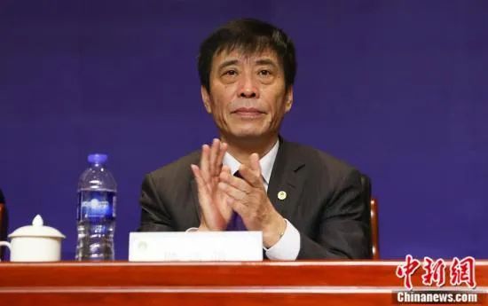 男生和女生做运动